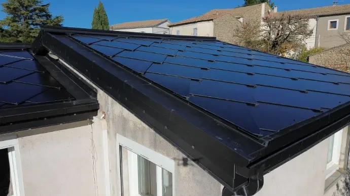 Installation panneaux solaires sur toit par Captain Solar