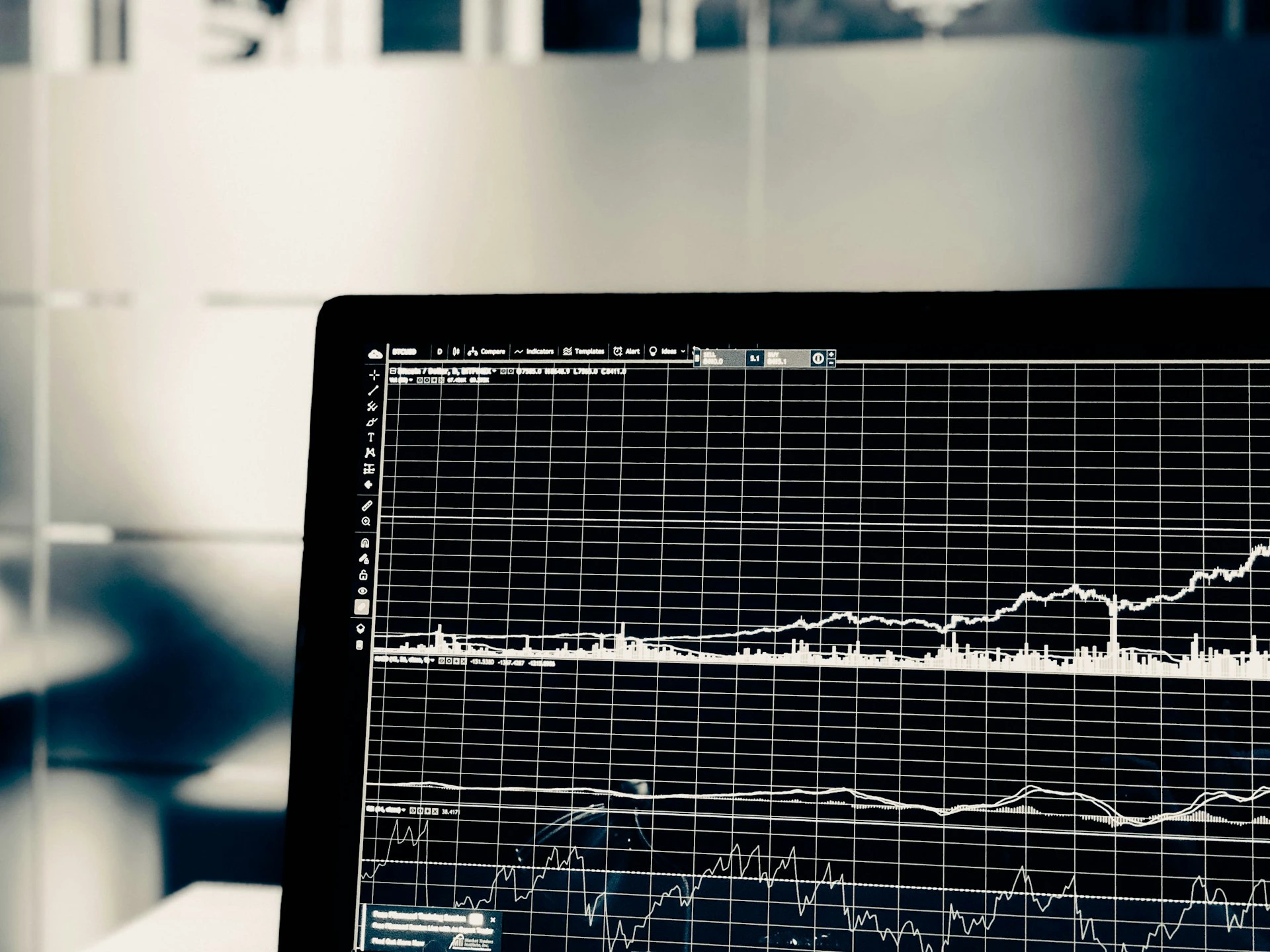 Personne étudiant des plans pour l'optimisation énergétique d'un bâtiment